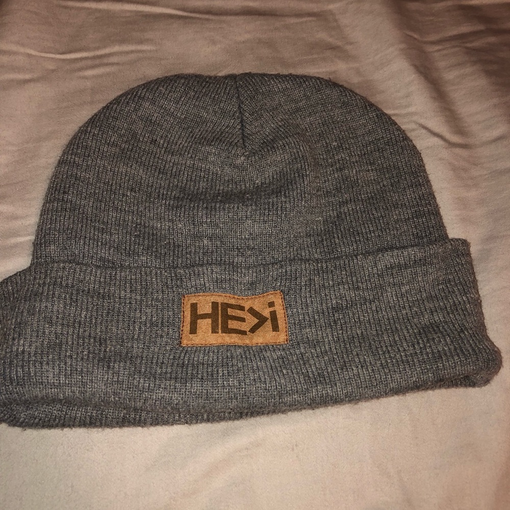 HE>I beanie
